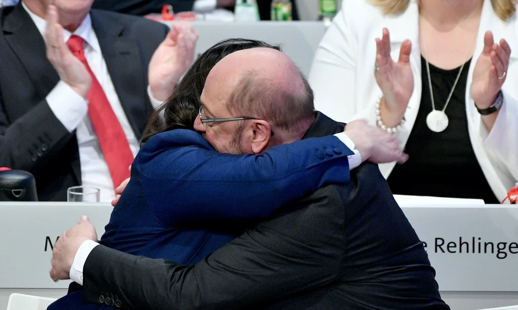 Aufatmen: SPD-Parteichef Martin Schulz und die SPD-Fraktionsvorsitzende Andrea Nahles umarmen sich nach der gewonnenen Abstimmung. (Foto: Keystone/EPA/Sascha Steinbach)