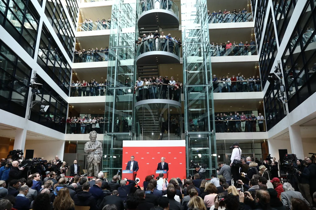 Olaf Scholz, stellvertretender SPD-Vorsitzender und Erster Bürgermeister von Hamburg (rechts), verkünden das Ergebnis des SPD-Mitgliedervotums im Berliner Willy-Brandt-Haus. Neben ihm Dietmar Nietan, Schatzmeister und Chef der Zählkommission. (Foto: Keystone/DPA/Kay Nietfeld)
