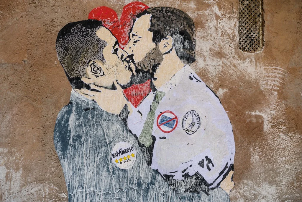 Street Art an einer Hausmauer in Rom: Luigi Di Maio (links) und Matteo Salvini (Foto: Keystone/AP/Andres Medichini)