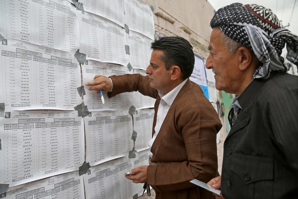 Kurden am Samstag in einem Wahllokal in Erbil (Foto: Keystone/EPA/Gailan Haji)