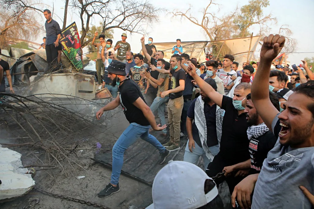 In Basra, Irak, reissen Demonstranten die Betonmauern ein, die das Gouverneursgebäude umschliessen. Sie verlangen bessere öffentliche Dienstleistungen und Jobs. (Bild vom 5. September 2018, Keystone/AP, Nabil al-Jurani)