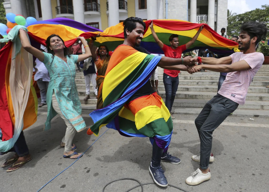 Angehörige der LGBTQ-Community in Bangalore tanzen nach Bekanntwerden des Entscheids des Obersten Gerichts, ein gegen Homosexualität gerichtetes Gesetz aus der Kolonialzeit aufzuheben. (Keystone/AP, Aijaz Rahi)