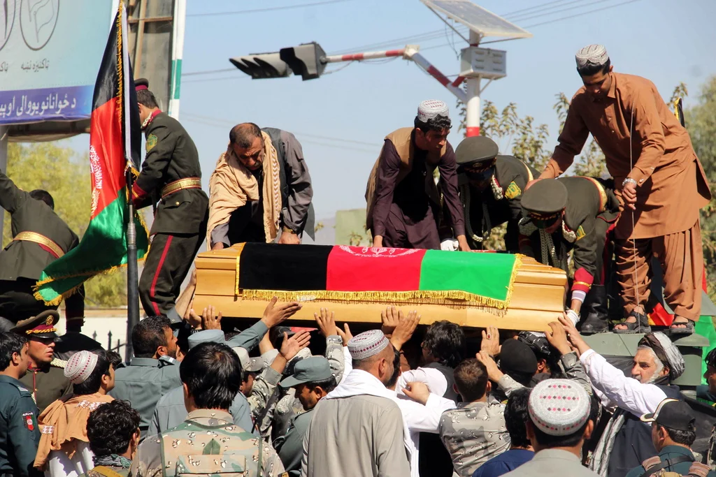 Begräbnis in Kandahar: Kurz vor den Parlamentswablen wurde General Abdul Rasik, der einflussreiche Polizeichef von Kandahar, erschossen. Bei dem Attentat kam auch der  Geheimdienstchef von Kandahar, Abdul Momin Hussein Chel, ums Leben. (Foto: Keystone/EPA/Muhammad Sadiq)
