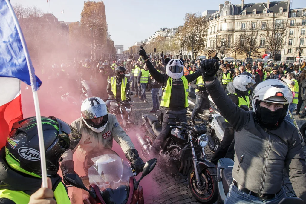 Protestierende Bikers am Samstag auf den Champs-Élysées (Foto: Keystone/EPA/Christophe PetitTesson)