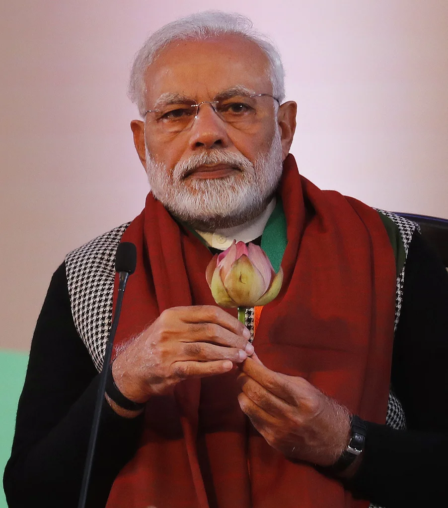 Narendra Modi mit einer Lotusblume am Parteitag in New Dehli am letzten Freitag (Foto: Keystone/AP/Altaf Qadri)