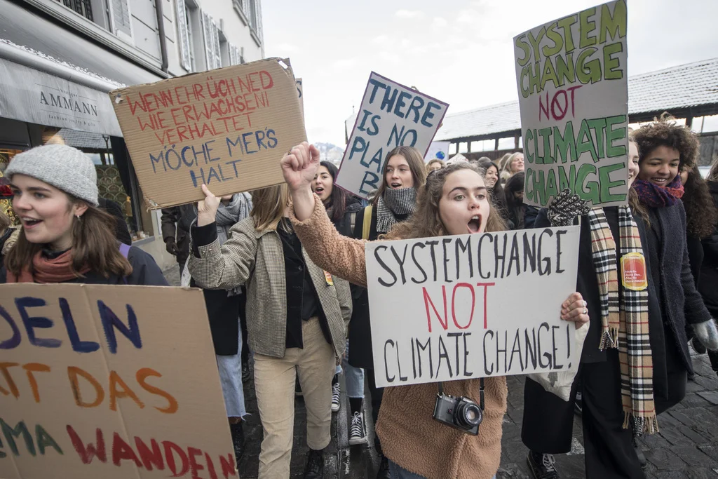 Engagement konkret: Hunderte von Schülerinnen und Schülern in Luzern bestreiken am 18. Januar 2019 den Unterricht und demonstrieren gegen eine lasche Klimapolitik. (Keystone, Urs Flüeler)