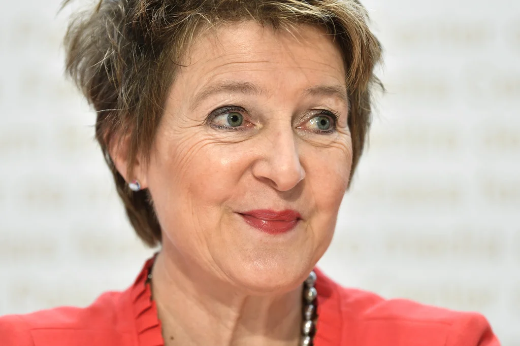 Bundesrätin Simonetta Sommaruga freut sich über die Ablehnung der Zersiedlungsinitiative. Das Nein sei kein Nein zum Landschaftsschutz sagt sie. (Foto: Keystone/Peter Schneider)