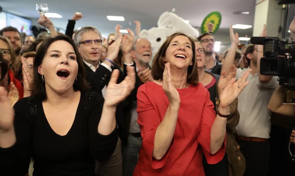 Jubelnde Grüne: Annalena Baerbock (links), Grünen-Vorsitzende, und Katrin Göring-Eckard, Grünen-Fraktionschefin, am Sonntagabend in Berlin. Die Grünen sind jetzt zweitstärkste deutsche Partei.  (Foto: Keystone/DPA/Kay Nietfeld)