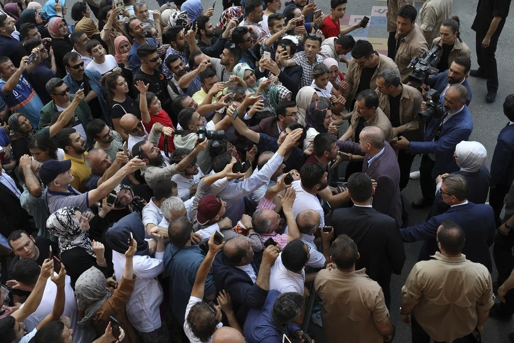 Erdoğan nach der Stimmabgabe in Istanbul am Sonntagmorgen (Foto: Keystone/AP/Emrah Gurel)