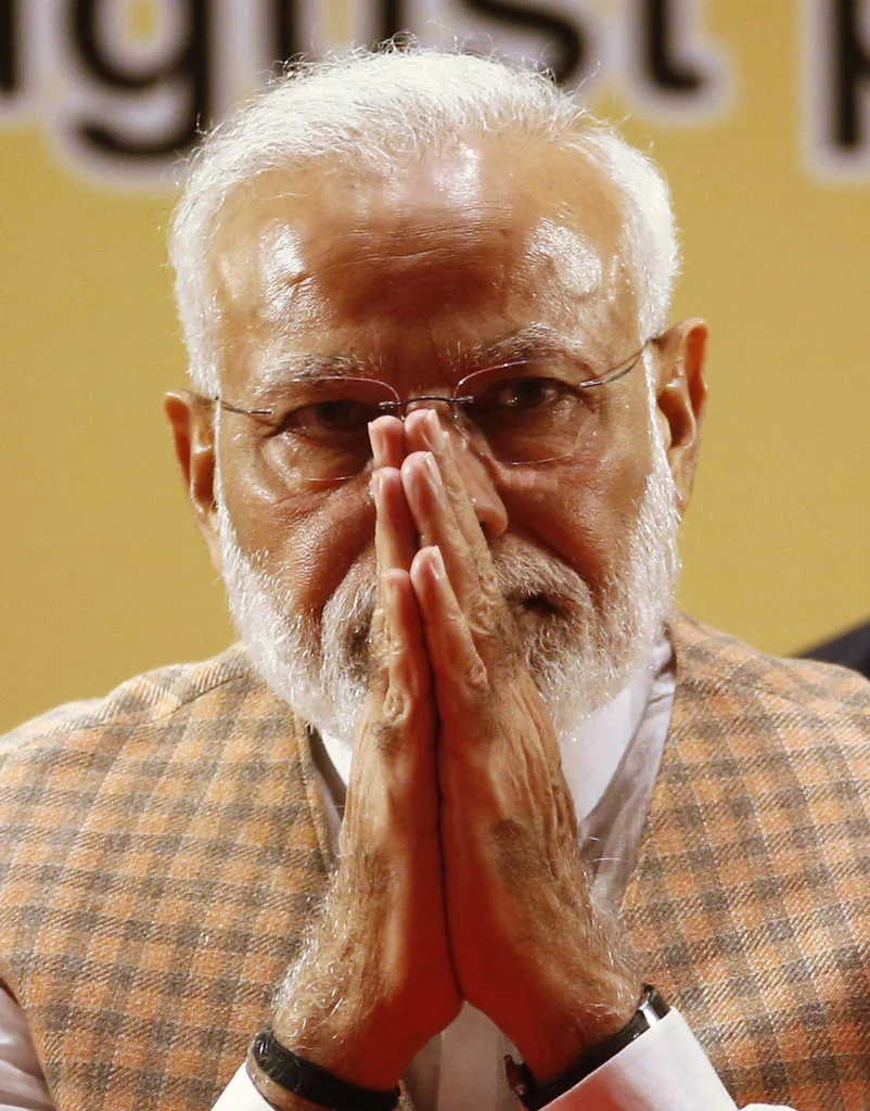 Die indische Kongresspartei zerbröckelt, Premierminister Narendra Modi dominiert. Im Bild: Modi am Samstag bei der Eröffnung einer Metro-Linie in Mumbai/Bombay. (Foto: Keystone/AP/Rafiq Maqbool)
