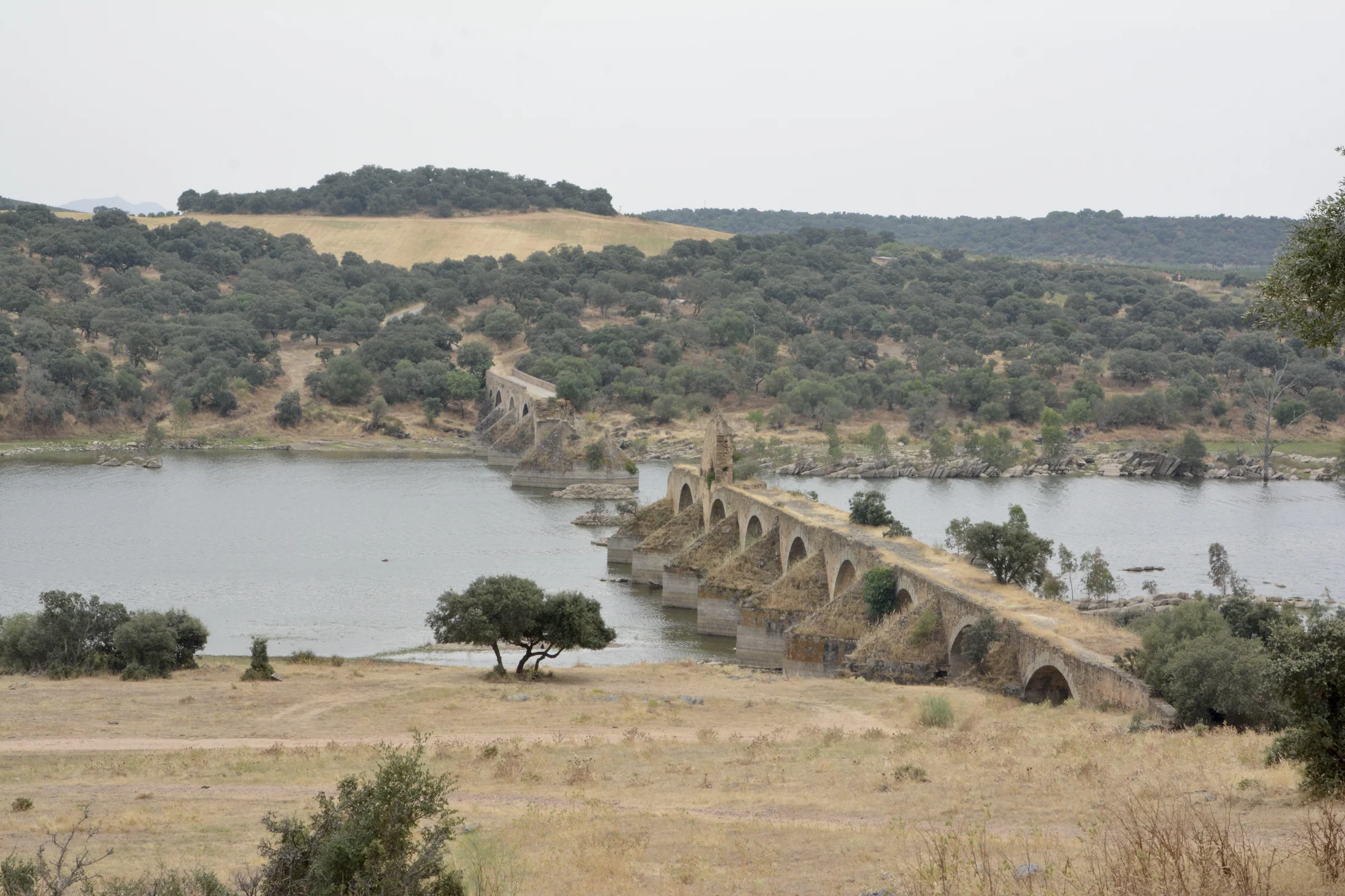 Über den Rui Guadiana führte einst die Ponte da Ajuda, im 16. Jahrhundert erbaut, 1709 aber von spanischen Truppen gesprengt. Seit dem Jahr 2000 führt eine neue Autobrücke über den portugiesischen Grenzfluss nach Spanien (Alle Fotos: Thomas Fischer)