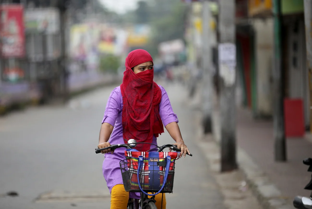 Eine Krankenpflegerin am Montag in Kolkata (Kalkutta) in Westbengalen. In weiten Teilen der Stadt herrscht ein totaler Lockdown. (Foto: Keystone/EPA/Piyal Adhikary)