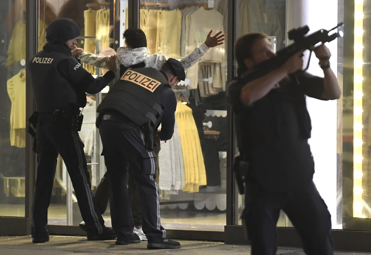 Nahe des Tatorts kontrolliert die Polizei mehrere Passanten. Das Bild stammt aus der Mariahilferstrasse (Foto: Keystone/APA/Roland Schlager)