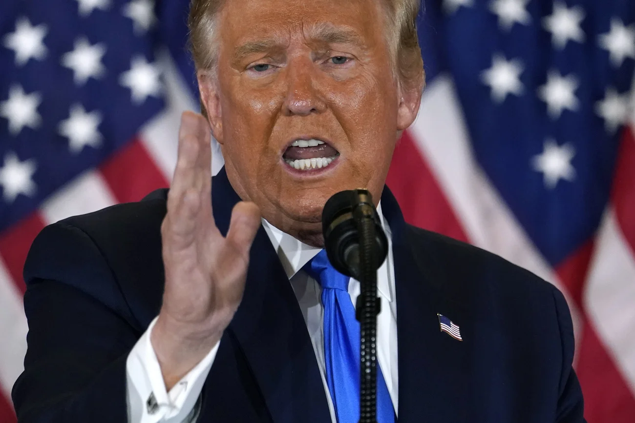 Obwohl Millionen Stimmen noch nicht ausgezählt sind, behauptet Trump am Mittwochmorgen (Schweizer Zeit), dass er die Wahl gewonnen hat. (Foto: Keystone/AP/Evan Vucci)