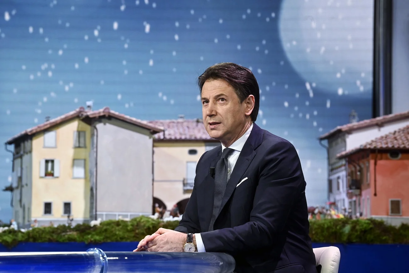 Ministerpräsident Giuseppe Conte am Mittwoch, 23. Dezember, in der Fernsehsendung „Porta a porta“: „Un anno difficile“ (Foto: Keystone, EPA/Riccardo Antimiani)  
