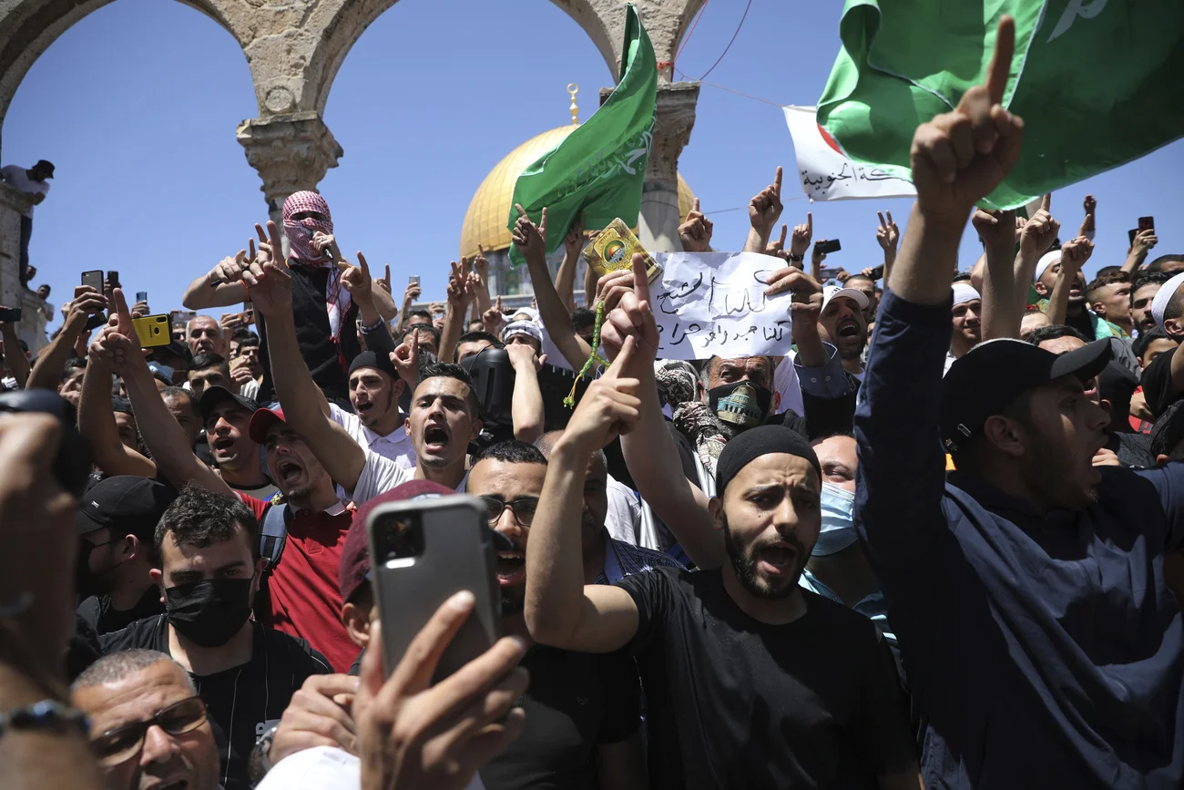 Aufgebrachte Palästinenser vor der Al Aqsa-Moschee in Jerusalem (Foto: Keystone/P/Mhmouzd Illean)