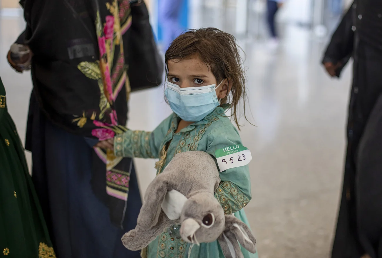 Ein aus Kabul evakuiertes Mädchen trifft auf dem Washington Dulles International Airport in Chantilly (Viginia) ein. (Foto: Keystone/AP/Gemunu Amarasinghe) 