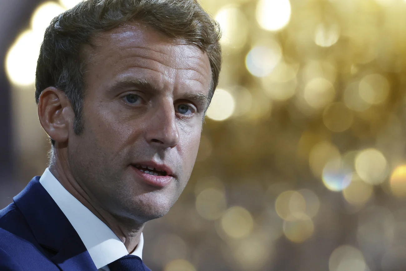 Noch hat er seine Kandidatur für die Wahlen im nächsten Frühjahr nicht angekündigt, doch seine Gegner formieren sich schon: Emmanuel Macron am Montag in Tokio (Foto: Keystone/EPA/Ludovic Marin)