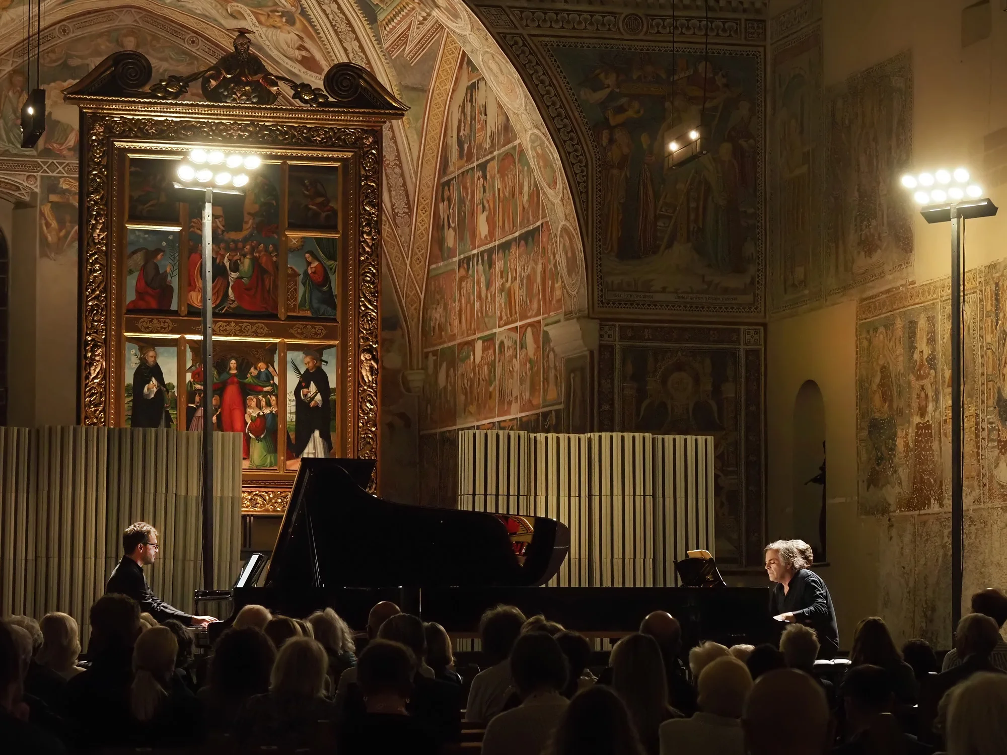 Volle Konzentration auf das schwierige Stück: Francesco Piemontesi (links) und Markus Hinterhäuser in der Chiesa Collegio Papio © Roberto Barra / Settimane Ascona