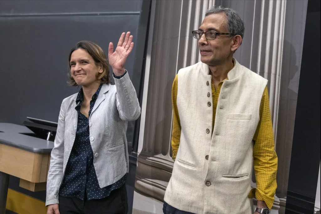 Esther Duflo und Abhijit Banerjee bei einer Medienkonferenz am 14. Oktober 2019 im Massachusetts Institute of Technology in Cambridge MIT. Gemeinsam mit dem Harvard-Ökonomen Michael Kremer haben sie den Nobelpreis 2019 für Ökonomie gewonnen. (Keystone/AP, Michael Dwyer)