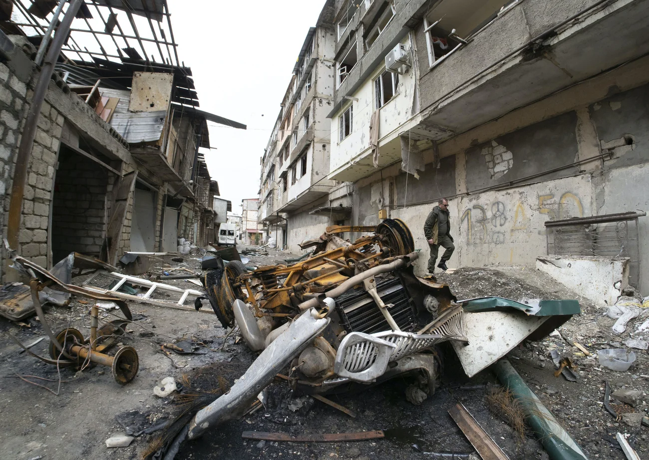 In Stepanakert, Hauptstadt der selbsternannten Republik Nagorno-Karabach, sind Geschosse der aserbaidschanischen Artillerie eingeschlagen. (Bild vom 7. Oktober 2020, Keystone/AP, Dimitri Lovetsky)