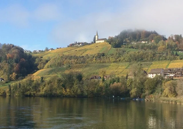 Schifflände Rüdlingen und Kirche von Buchberg (Foto U. Bundi)