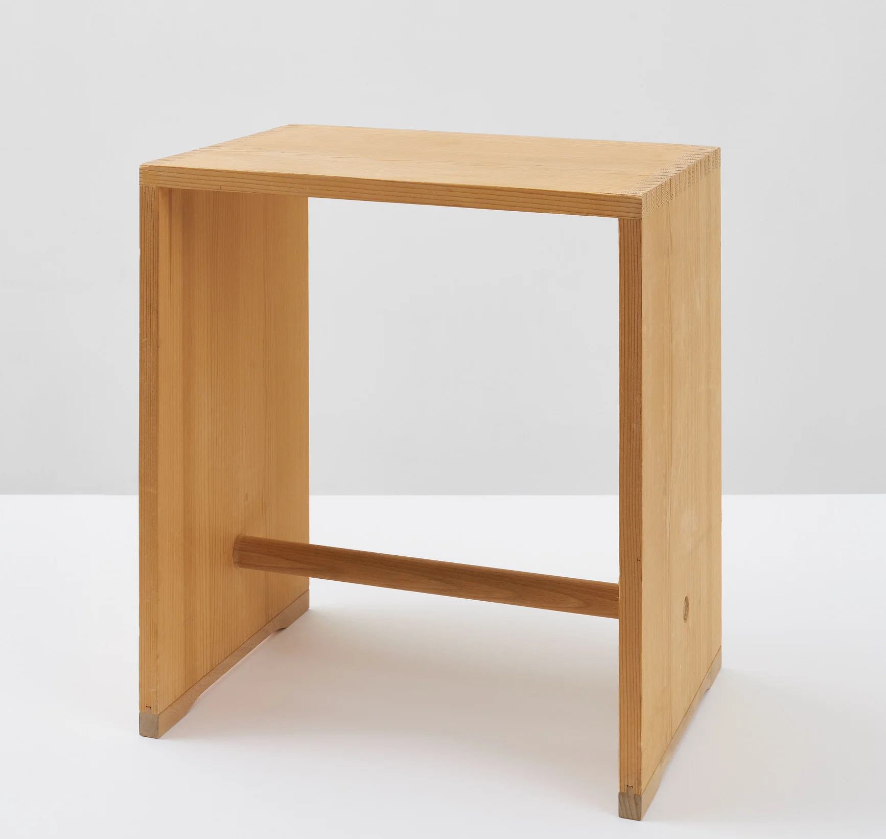 Max Bill: Ulmer Hocker, 1954, Holz, lackiert, 45 x 39,5 x 28,5 cm; max bill georges vantongerloo stiftung, haus bill zumikon, angela thomas und erich schmid, Courtesy Hauser & Wirth © Angela Thomas Schmid / 2021, ProLitteris, Zurich