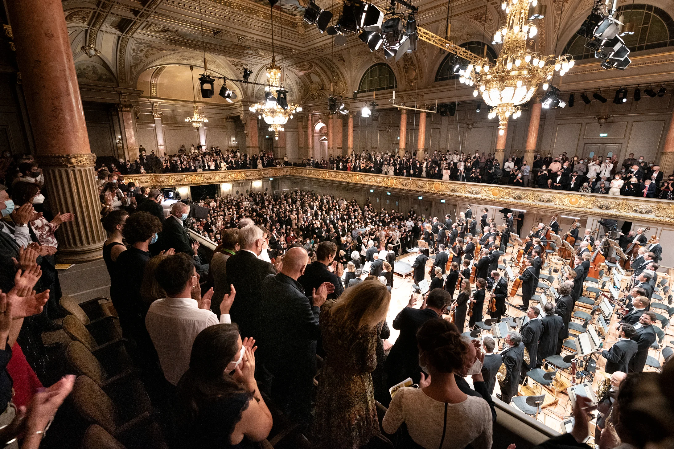 Standing Ovation beim Eröffnungskonzert: voller Saal und volle Bühne
© Gaëtan Bally / Tonhalle Zürich