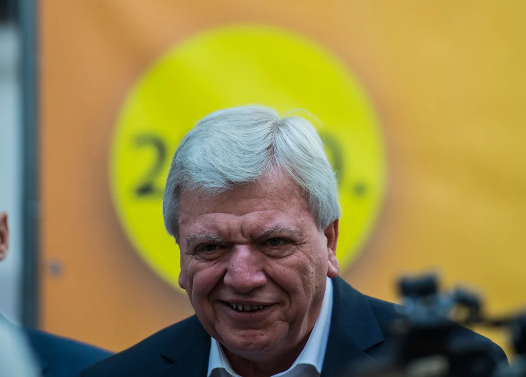 Volker Bouffier (CDU), hessischer Ministerpräsident und Spitzenkandidat für die Landtagswahl, steht vor einem Plakat für den Schlussspurt im Landtagswahlkampf. Am 28. Oktober 2018 findet die Landtagswahl in Hessen statt. (KEYSTONE/DPA/Andreas Arnold)