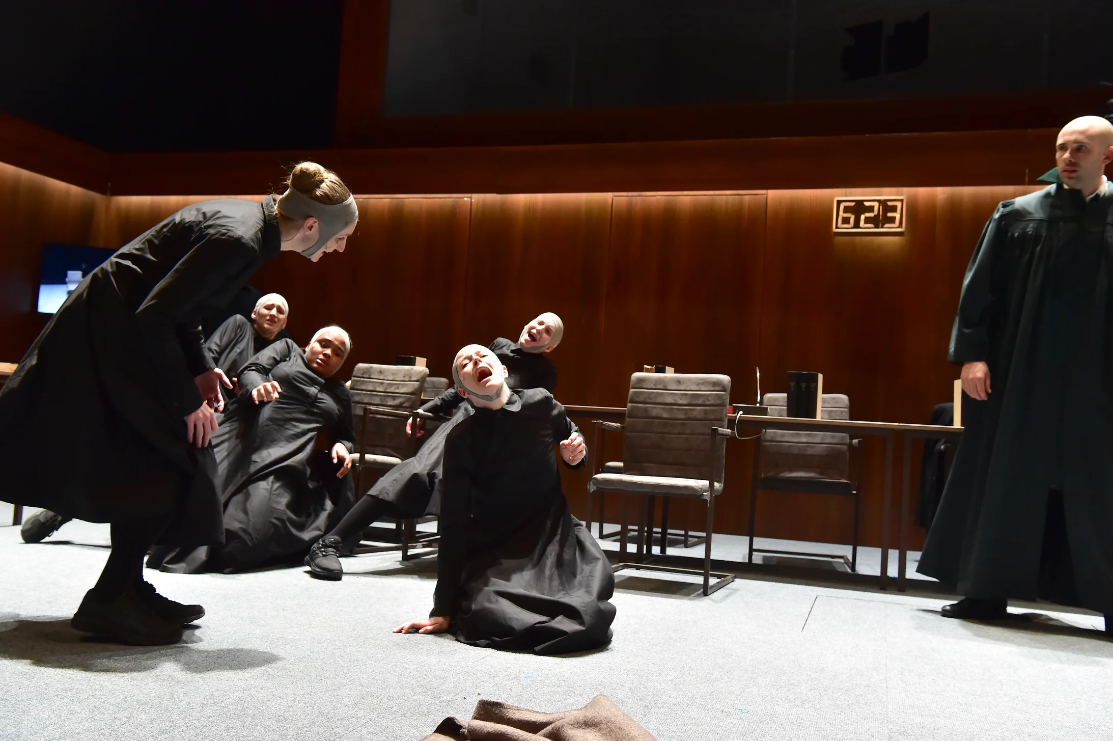 Leonie Merlin Young, Wanda Winzenried, Massiamy Diaby, Steffi Friis, Linda Blümchen, Simon Zagermann auf der Bühne des Theater Basel (Foto: Sandra Then)