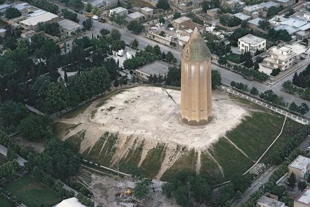 Der Grabturm Gonbad-e Qabus im Nordosten Irans
Während in Timbuktu bigotte Bilderstürmer dabei waren, als Welterbe geschützte Mausoleen ihrer sufistischen Glaubensbrüder im Namen islamistischer Rechtgläubigkeit zu demolieren, erweiterte die Unesco in einer Sitzung in St. Petersburg das Inventar der Welterbestätten um 26 neue Natur- und Kulturgüter.

Unter diesen ist auch der Grabturm Gonbad-e Qabus im nordöstlichen Iran. Dem Gonbad („Kuppelbau“) dient ein eingeebneter prähistorischer Siedlungshügel als …