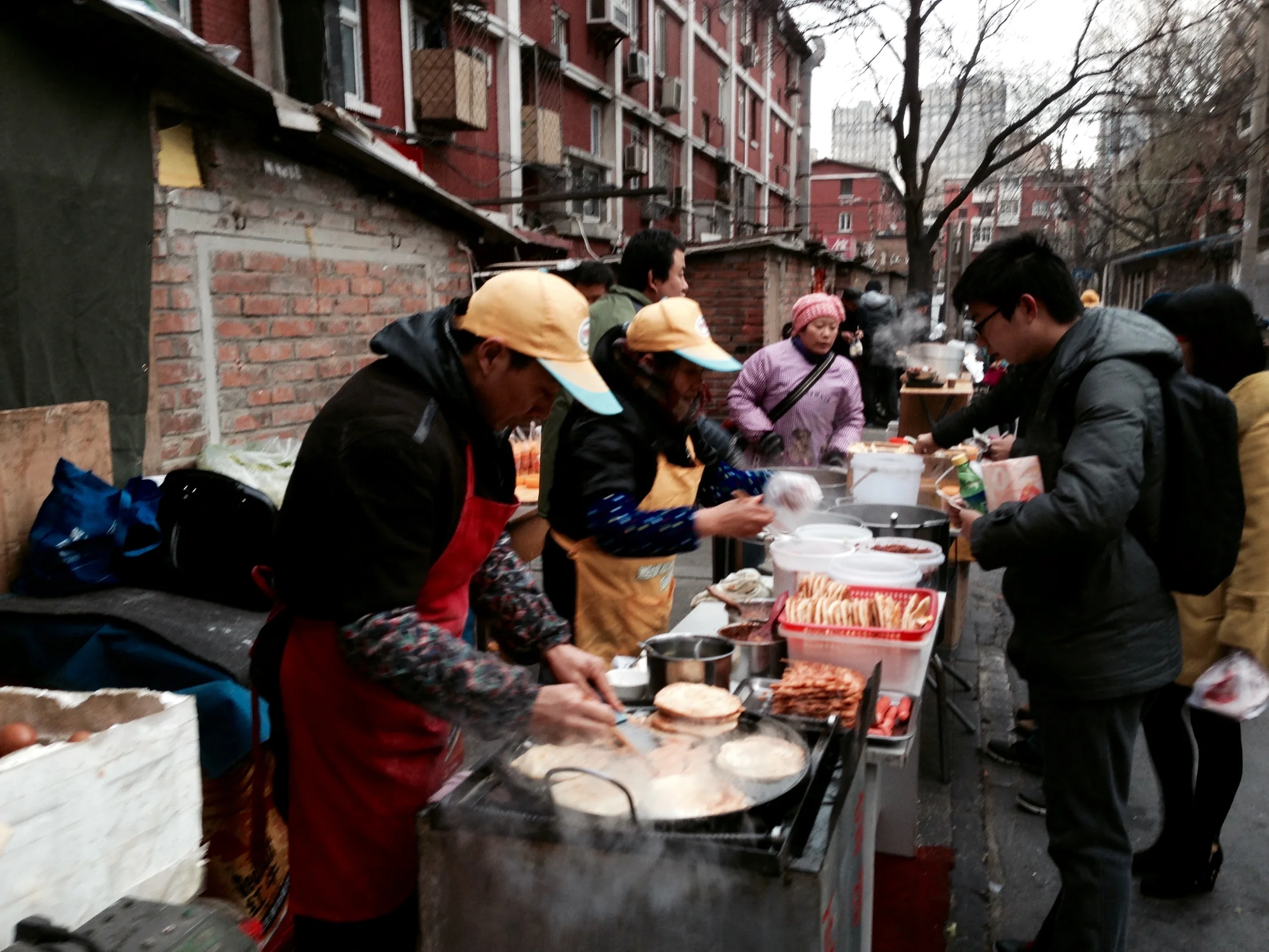 Das Ehepaar Wang bei der Zubereitung von Pfannkuchen (Foto: Peter Achten)