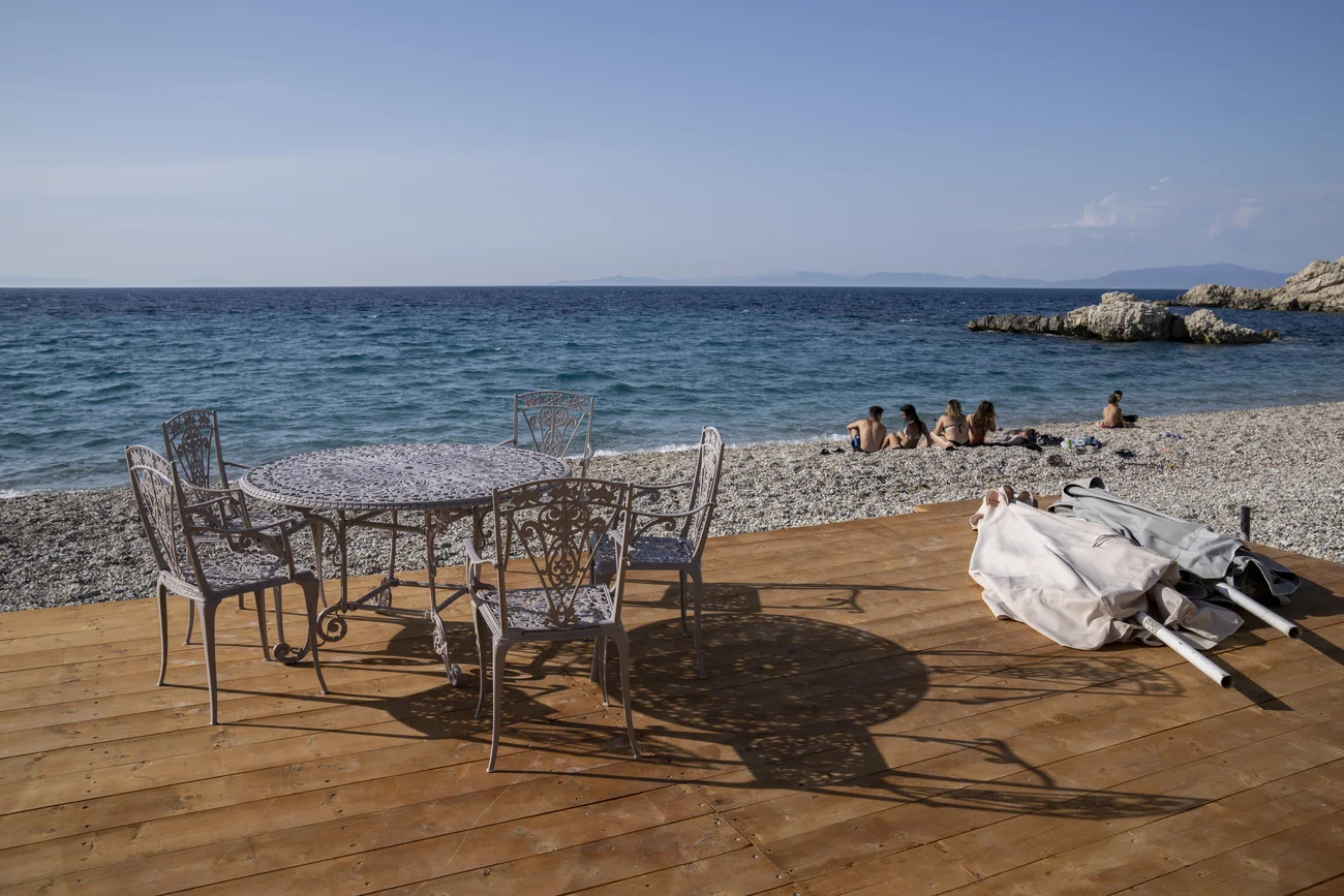 Tourismus an der Küste von Kokkari auf der Insel Samos in der östlichen Ägäis. Obschon die Saison offiziell eröffnet wurde, hat die Unsicherheit bei den Reisemöglichkeiten in der Pandemie bei dem für das Land so wichtigen Geschäft massive Folgen. (Keystone/AP, Petros Giannakouris)