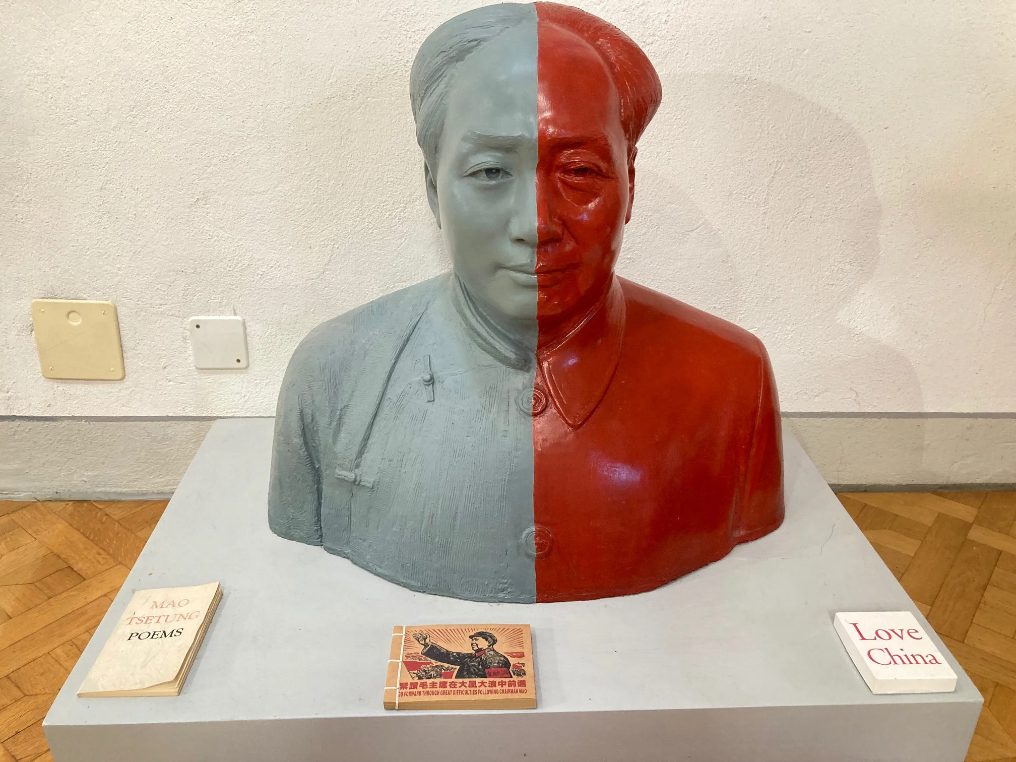 Mao-Skulptur sis Fiberglas verstärktem Plastik des Chinesischen Künstlers Liang Yue.
Links Konfuzius, Mencius, Legalisten, Kaiser.
Rechts März, Engels, Lenin, Stalin, Mao, Deng, Xi.