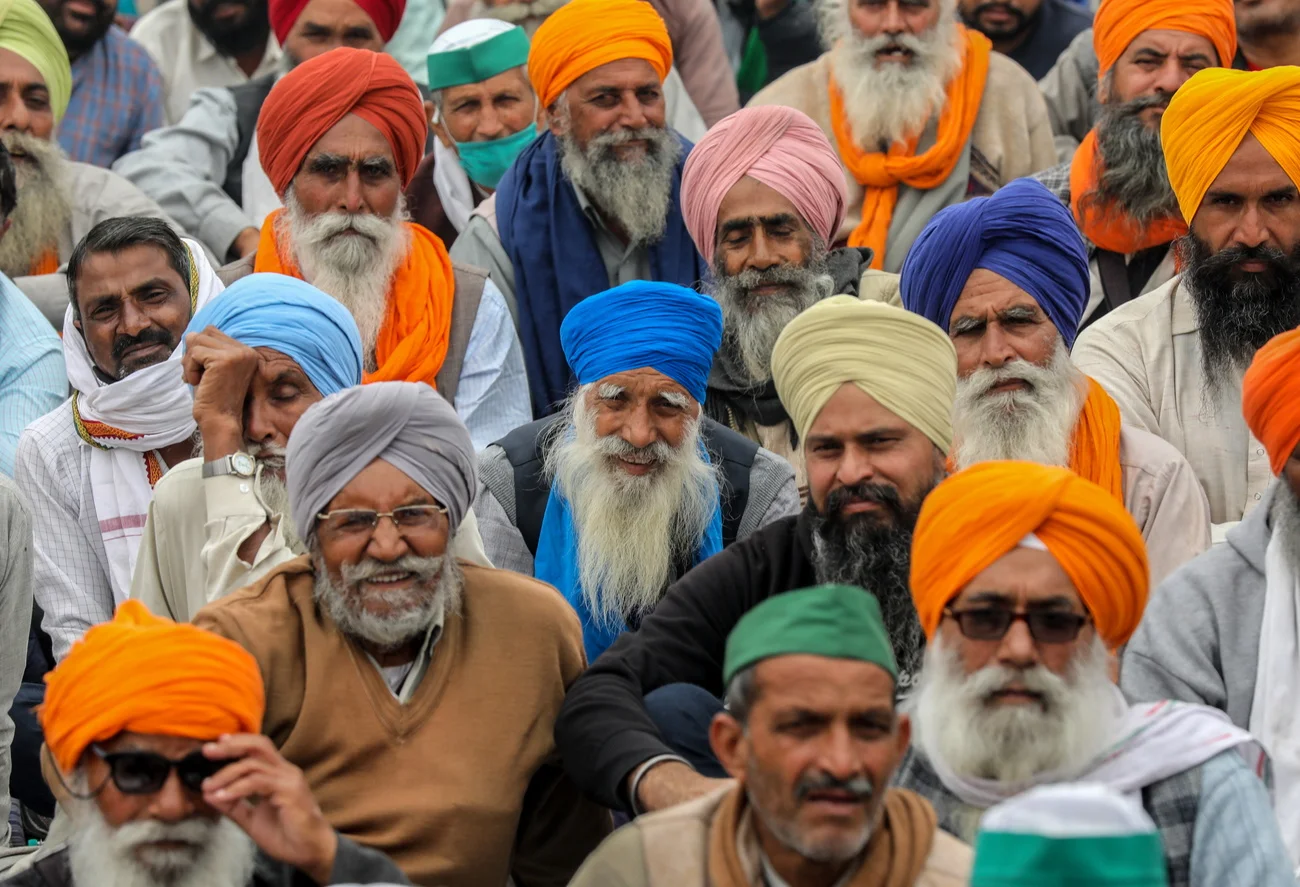 Bauern protestieren am 12. Dezember 2020 an der Grenze zwischen Delhi und Uttar Pradesh gegen neue Landwirtschaftsgesetze. Tausende sind zusammengekommen und versuchen die geschlossenen Grenzübergänge zu überschreiten, um in Delhi Demonstrationen gegen die neuen Gesetze abzuhalten. (Keystone/EPA Rajat Gupta)