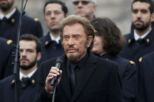 Johnny Hallyday am 10. Januar 2016 während einer Gedenkveranstaltung für die Opfer islamitsischer Extremisten auf der Place de la République in Paris. (Foto: Keystone/AP/Michel Euler)