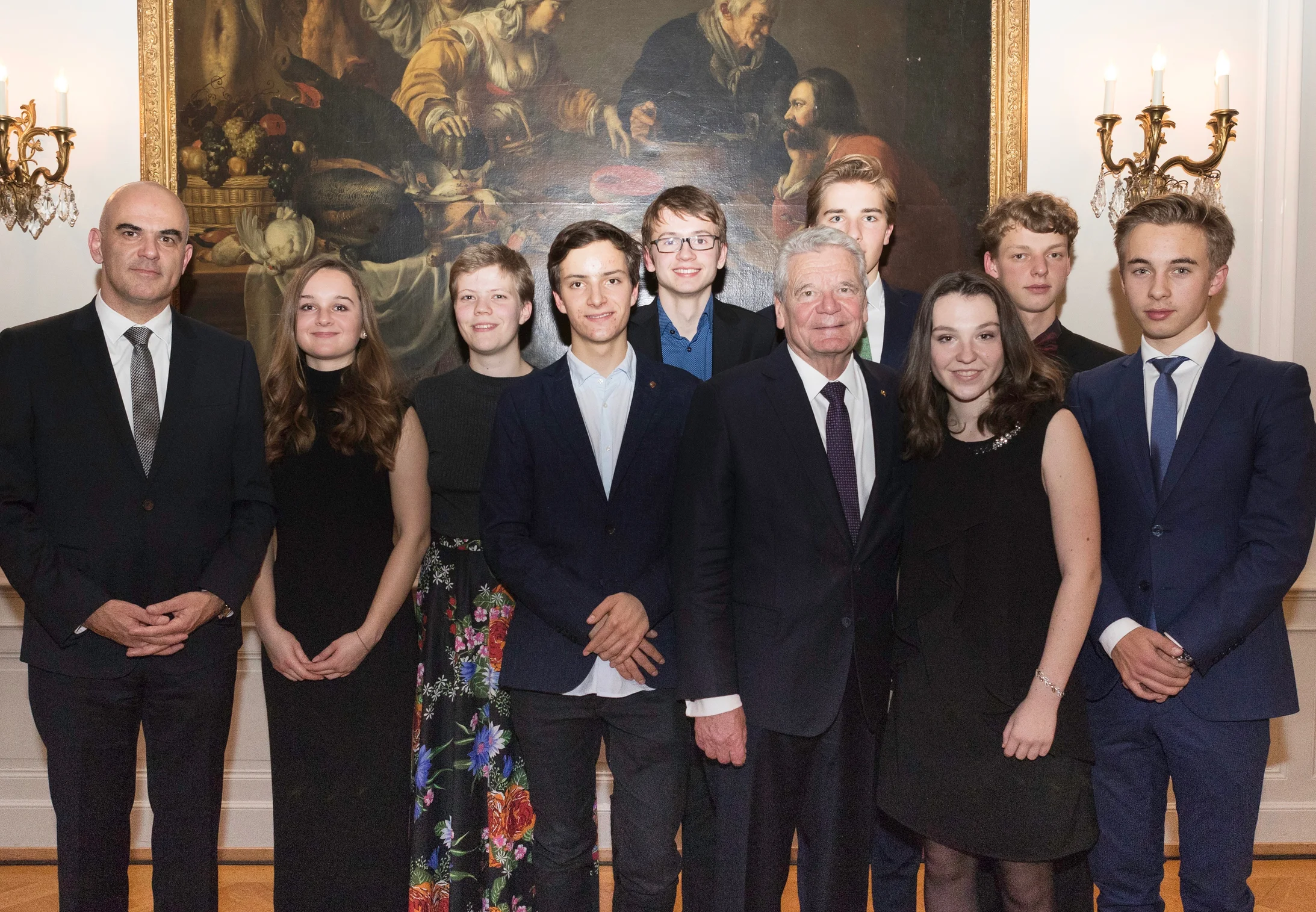 Das „Jugend schreibt“-Team mit Alain Berset und Joachim Gauck (Foto: © Helen Ree, Swiss Reinsurance Company)
