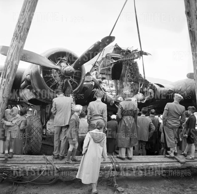 Das Bild zeigt das Wrack nach der Bergung 1952. (Foto: Keystone/Photopress-Archiv/Jules Vogt)