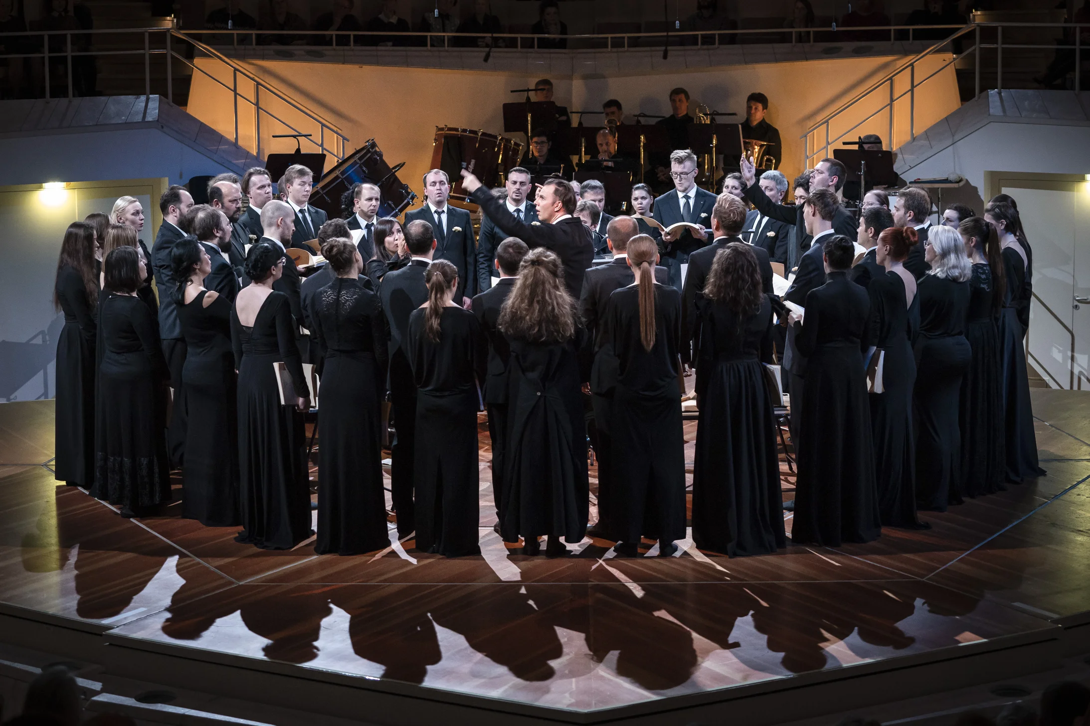 Geschlossener Kreis: musicAeterna in der Berliner Philharmonie   © Stephan Rabold