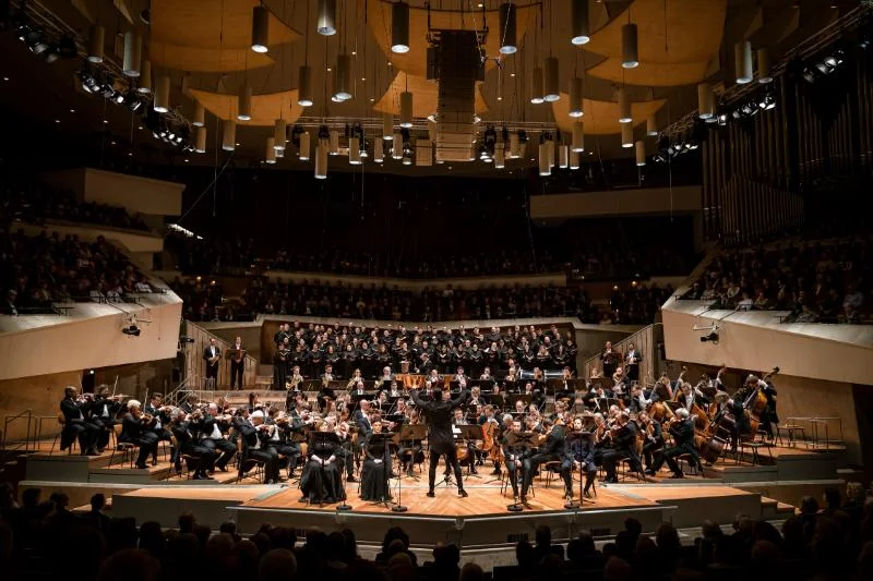 Zum ersten Mal zusammen: Berliner Philharmoniker unter Teodor Currentzis  Foto © Stephan Rabold