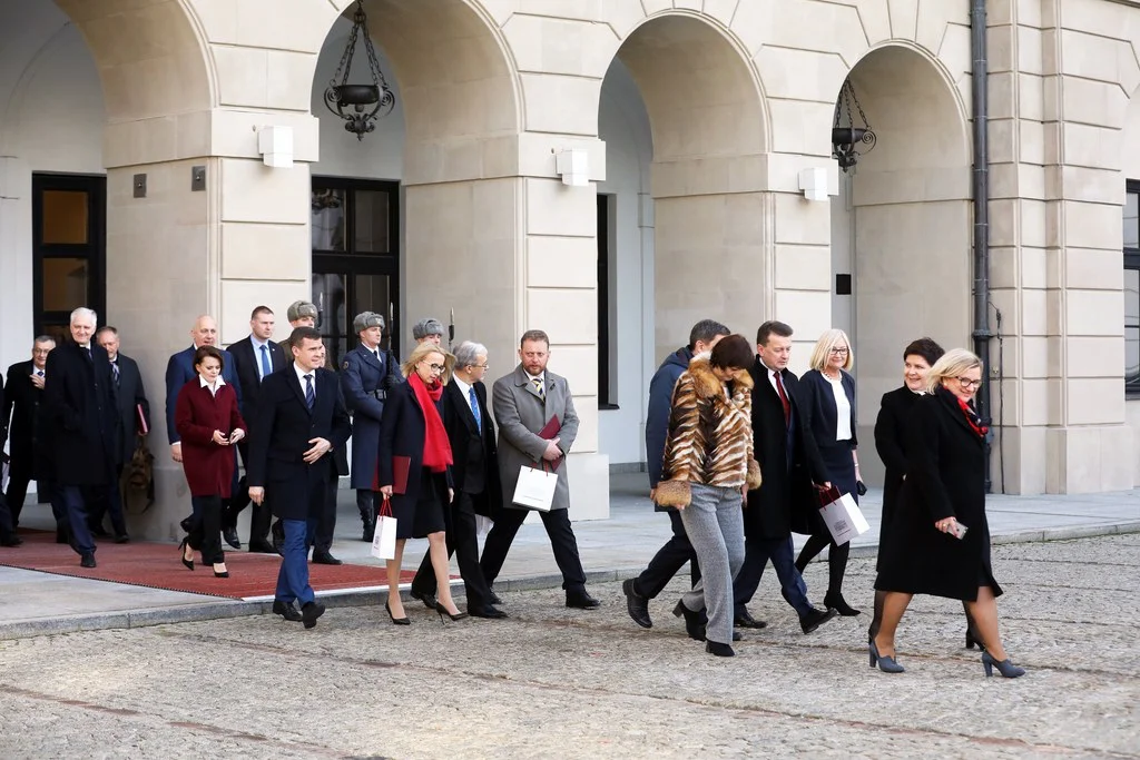 Polnische Ministerinnen und Minister verlassen am Dienstag, 9. Januar, den Präsidentenpalast in Warschau, nachdem die neu gebildete Regierung zeremoniell ins Amt eingesetzt wurde. (Keystone/EPA PAP, Rafal Guz)
