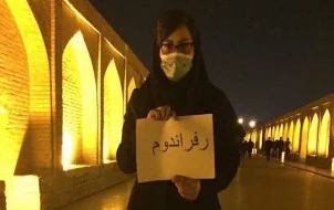 "Referendum", fordert eine protestierende Frau in Isfahan