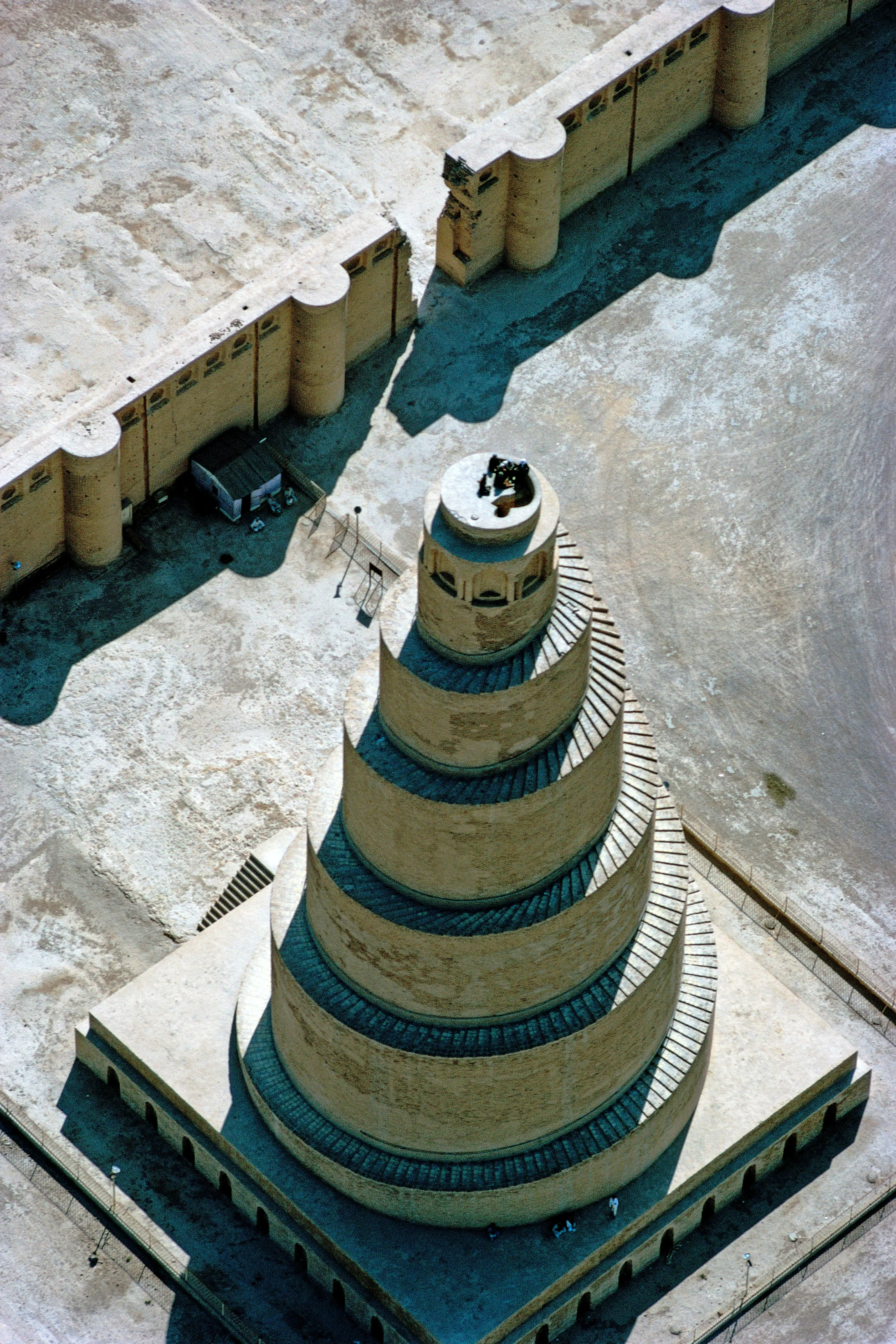 (Copyright: Georg Gerster/Keystone)

Das Minarett der Grossen Moschee von Samarra im Irak ist ein frühislamisches Echo auf die altmesopotamischen Tempeltürme.
Der Abbasiden-Kalif al-Mutasim, der Sohn Harun al-Raschids, zog im Jahr 838 von Bagdad nach dem etwa hundert Kilometer nördlicher gelegenen Samarra um. In  der neuen Residenz, so hoffte der Herrscher, würde er die Reibereien los sein, die sich in Bagdad tagtäglich zwischen seinen türkischen Söldnern und der einheimischen Bevölkerung ergaben. In Wi…