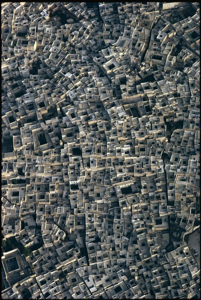  Die Medina von Fès

Aus Kairouan vertriebene Araber und muslimische Asylsucher aus Andalusien gründeten Anfang des 9. Jahrhunderts die Stadt Fès. Sie schwang sich schnell zur ersten Stadt Nordafrikas auf, seinem geistigen, wirtschaftlichen und wissenschaftlichen Zentrum. Und auch später blieb Fès die ranghöchste unter den marokkanischen Königsstädten.

Die Stadt hat keine römische Vergangenheit, die ihr einen geometrisch-rationalen urbanistischen Raster hätte aufdrängen können. Hofhäuser sind die Zell…