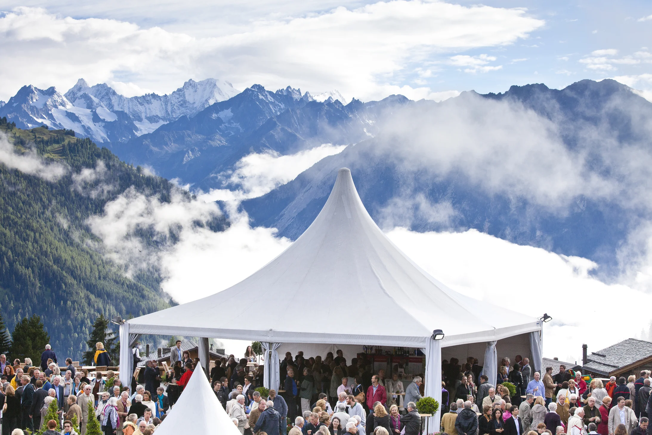 Grandiose Aussicht beim Pausendrink in Verbier. Copyright Nicolas Brodard