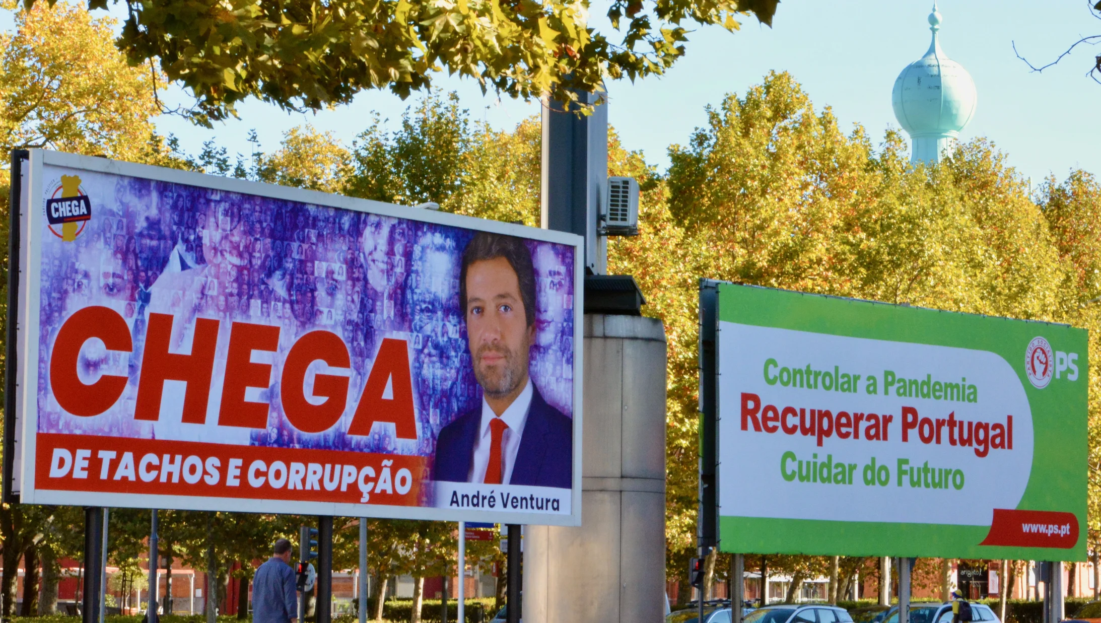 Wahlplakate in Lissabon: links ein Plakat der Partei „Chega“ („Es reicht“). Schluss mit Pöstchen und Korruption, ist da zu lesen (Tacho ist ein Topf, in der Politik steht dieser Begriff für Pöstchen mit Pfründen). Rechts ein Plakat der in Lissabon regierenden Sozialisten. Ihre Message: die Pandemie kontrollieren, das Land in Gang bringen, die Zukunft sichern. (Foto: J21, Thomas Fischer)