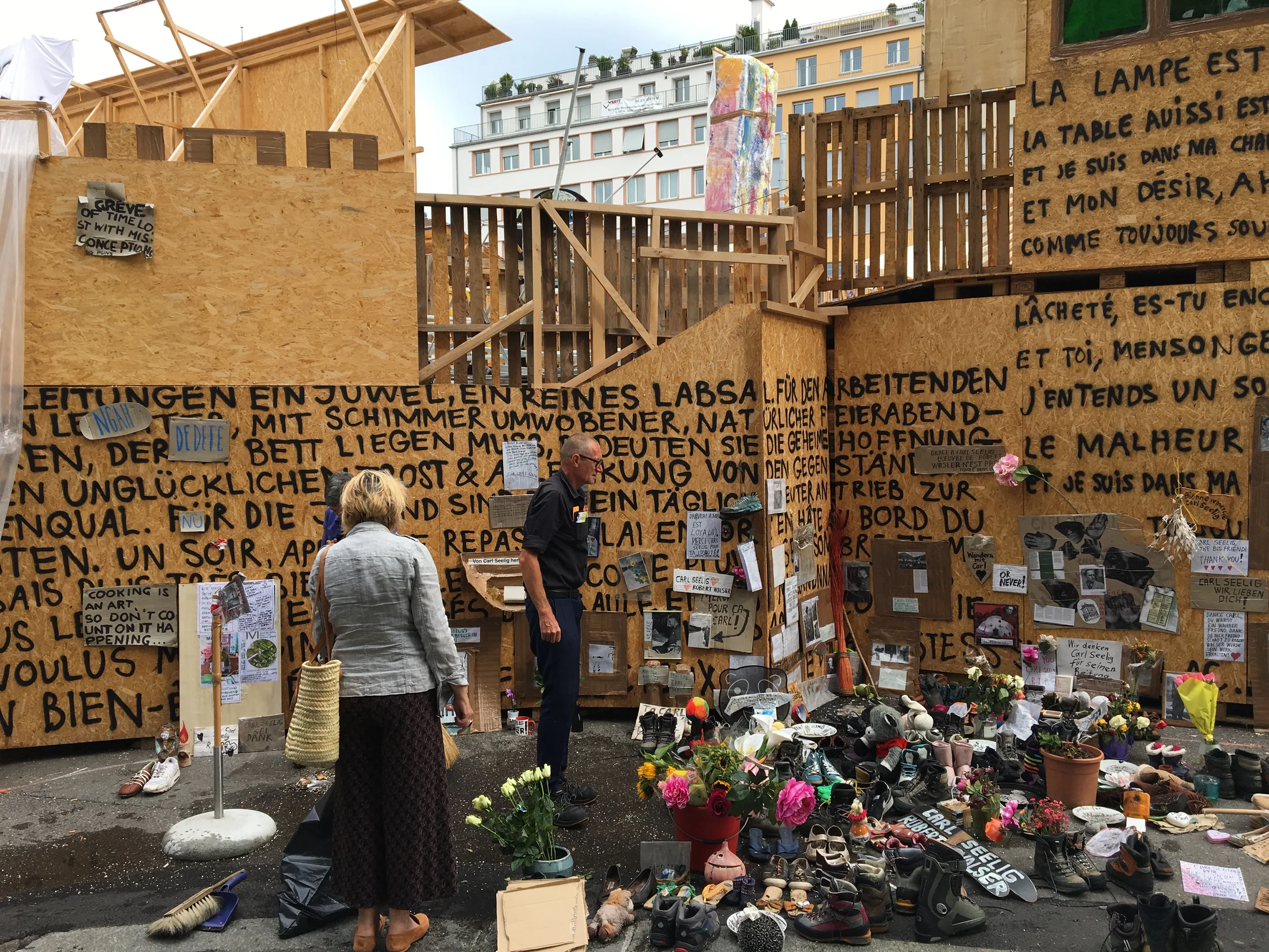 Thomas Hirschhorn dans son pré carré au pied du “château-fort” qu’il a construit. (Photo: La Méduse)