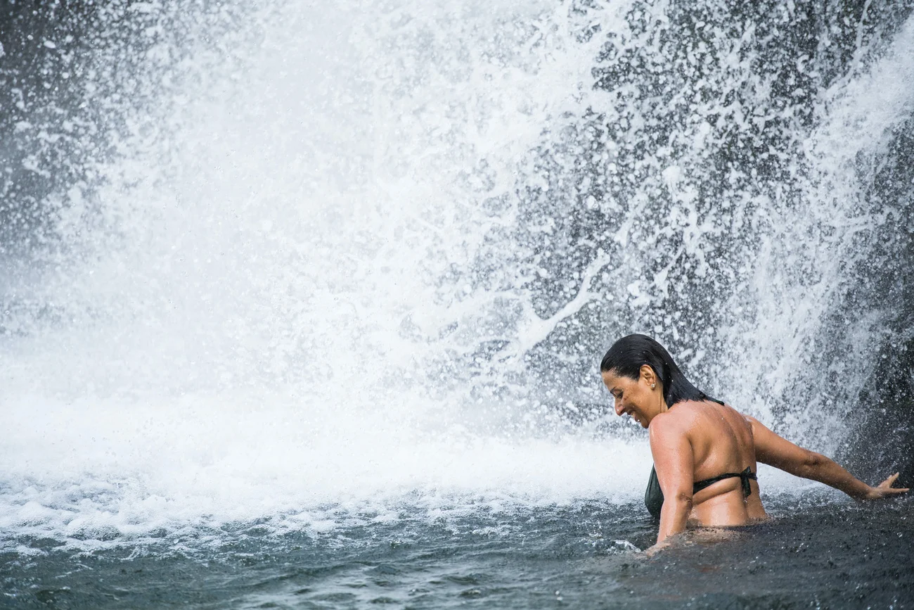 Badende suchen Abkühlung in den natürlichen Wasserbecken unter dem Piumogna-Wasserfall bei Faido (Bild vom Mittwoch, 29. Juli 2020, Keystone/Ti-Press, Alessandro Crinari)