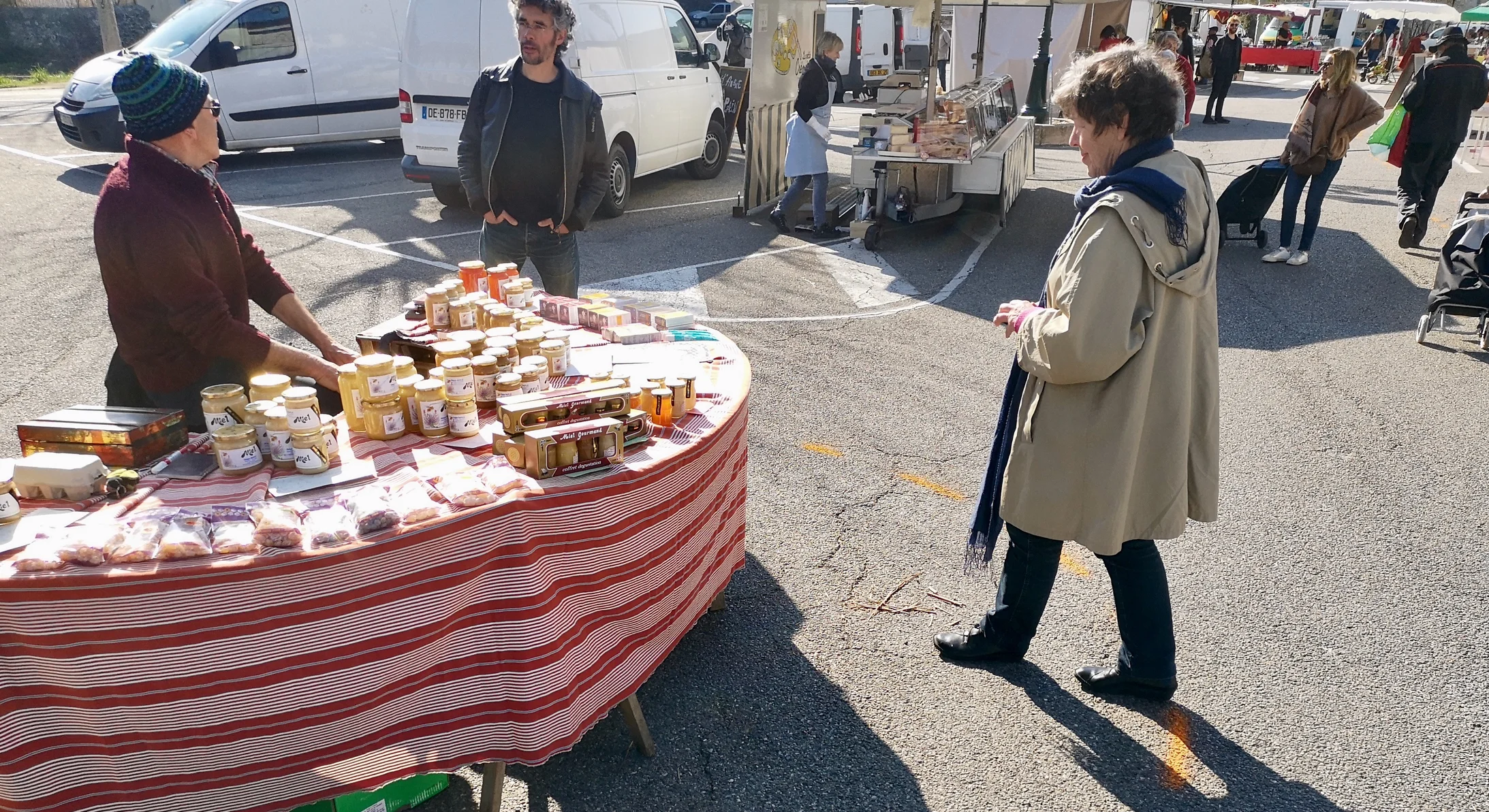 Markt in Dieulefit. Man hält Abstand, aber das Leben geht weiter. (Foto: J21, Hans Woller)