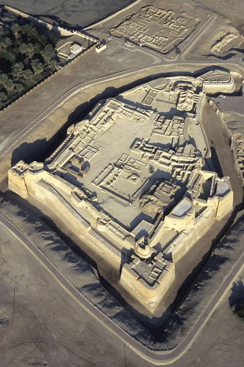 Die Burg von Bahrain
Die portugiesische Burg von Bahrain, Qal’at al-Bahrain, krönt einen 300 x 600 m grossen und 12 m hohen Ruinenhügel (Tell), der während 4500  Jahren, seit der Zeit des Reichs von Dilmun, ununterbrochen besiedelt war. Dilmun hat seinen Auftritt schon in den ältesten sumerischen Keilschifttexten, die zwischen 3300 und 2300   v. Chr. in Tontafeln eingeritzt wurden, und es bleibt in Mesopotamien bis in die neubabylonische Zeit ein Begriff.

Dilmun monopolisierte den Seehandel zwischen de…